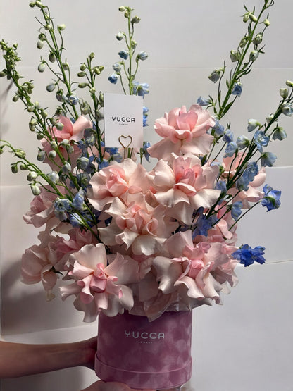 Serenity bloom - Premium 25 French Roses, Delfinium